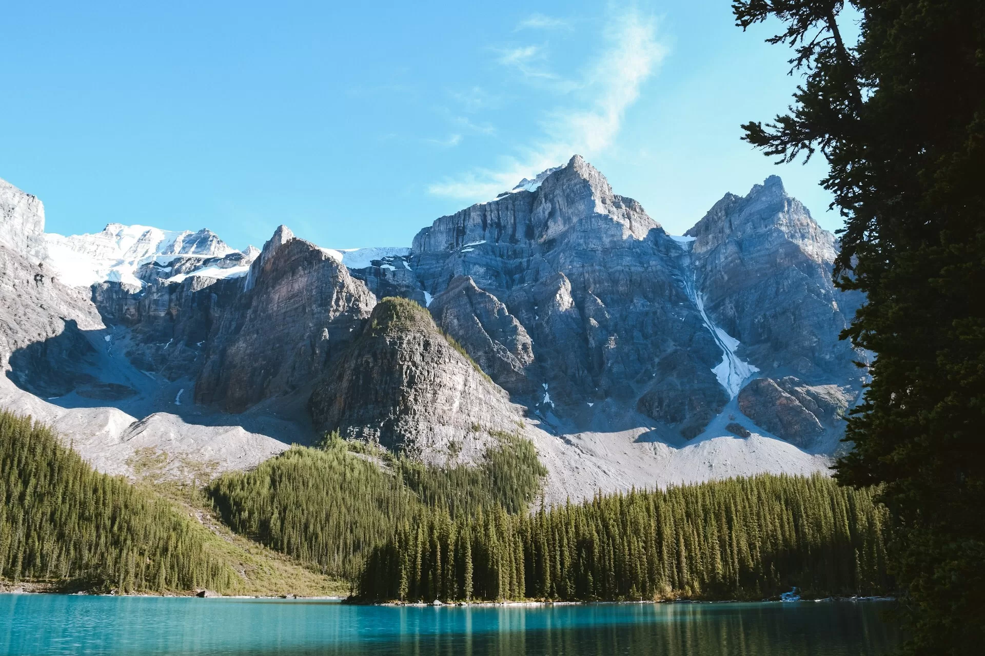Turquoise meer in Jasper National Park met de bergen op de achtergrond