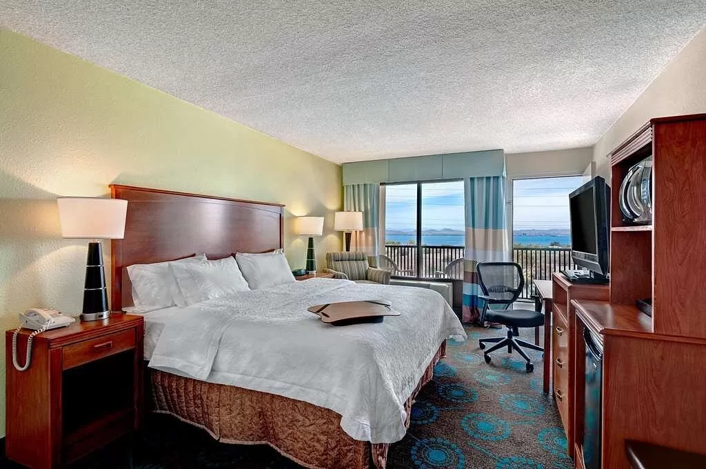 Standaardkamer met balkon en uitzicht over het water in het Hotel Hampton Inn Lake Havasu
