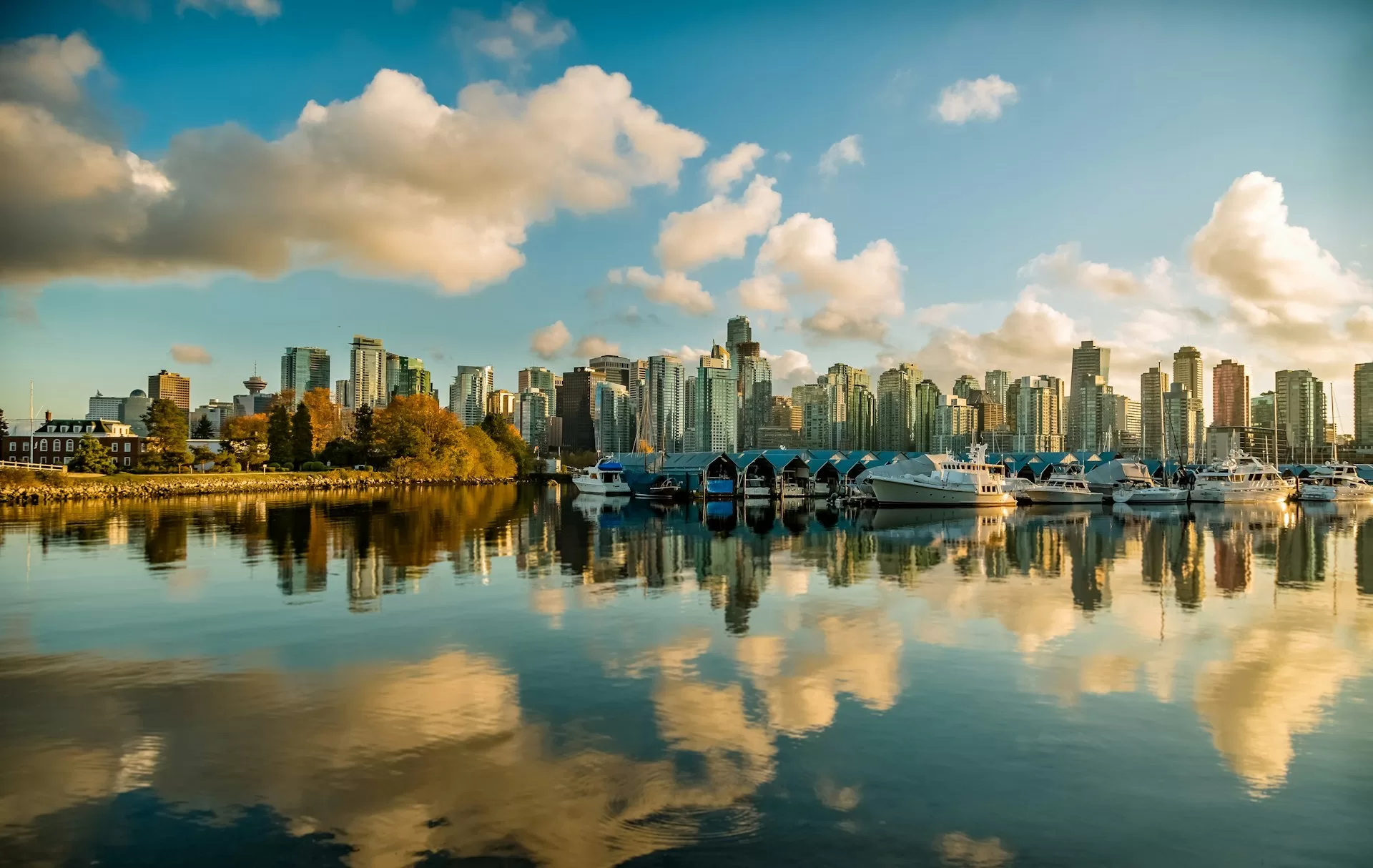 Uitzicht op de Vancouver skyline met de Vancouver River op de voorgrond