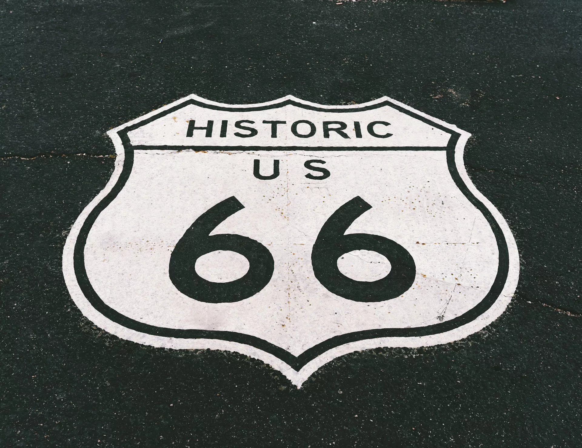 Een route 66 sign op de weg