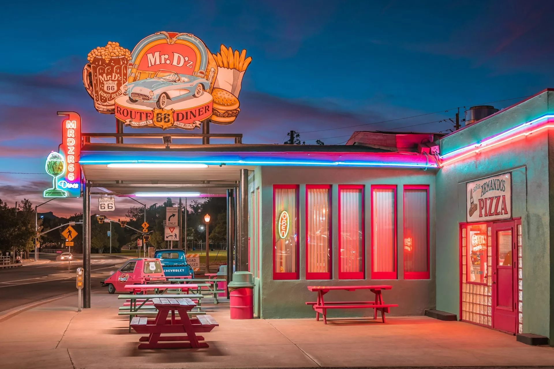 De buitenkant van het Mr Dz Route 66 Diner in Kingman, Arizona
