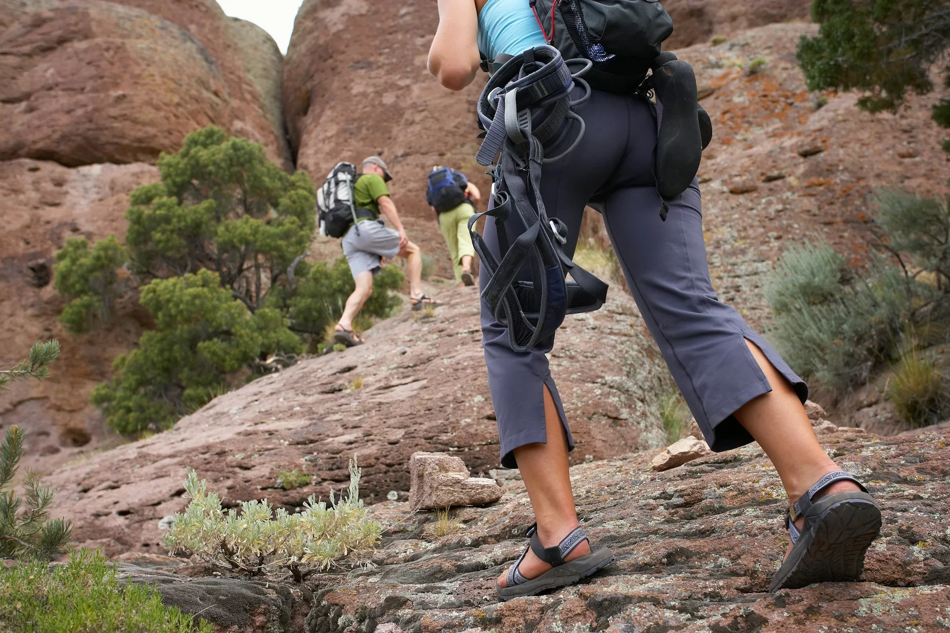 Wandelende mensen over de rotsen in Sedona