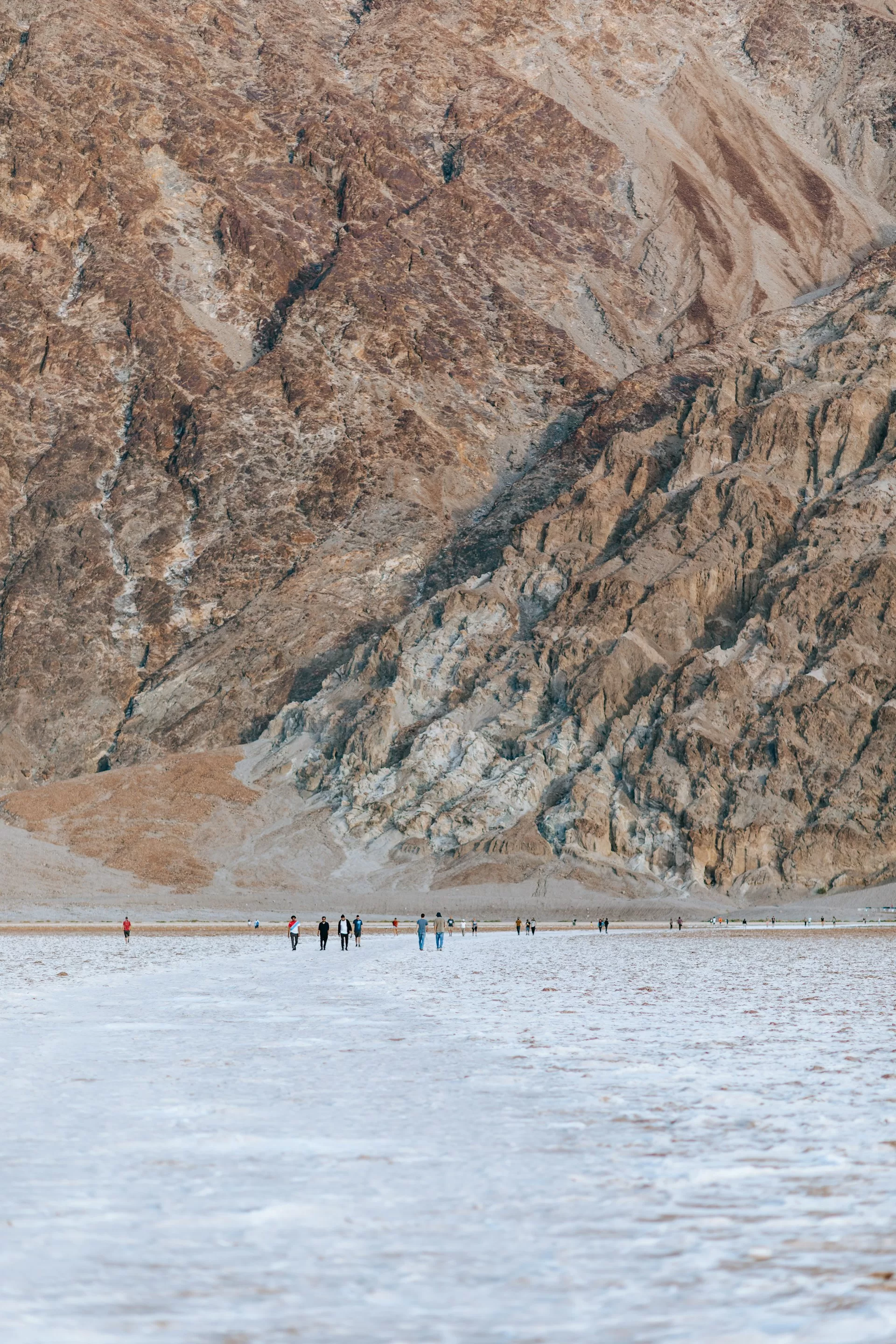 Mensen op de vlakte van Badwater Basin in Death Valley National Park