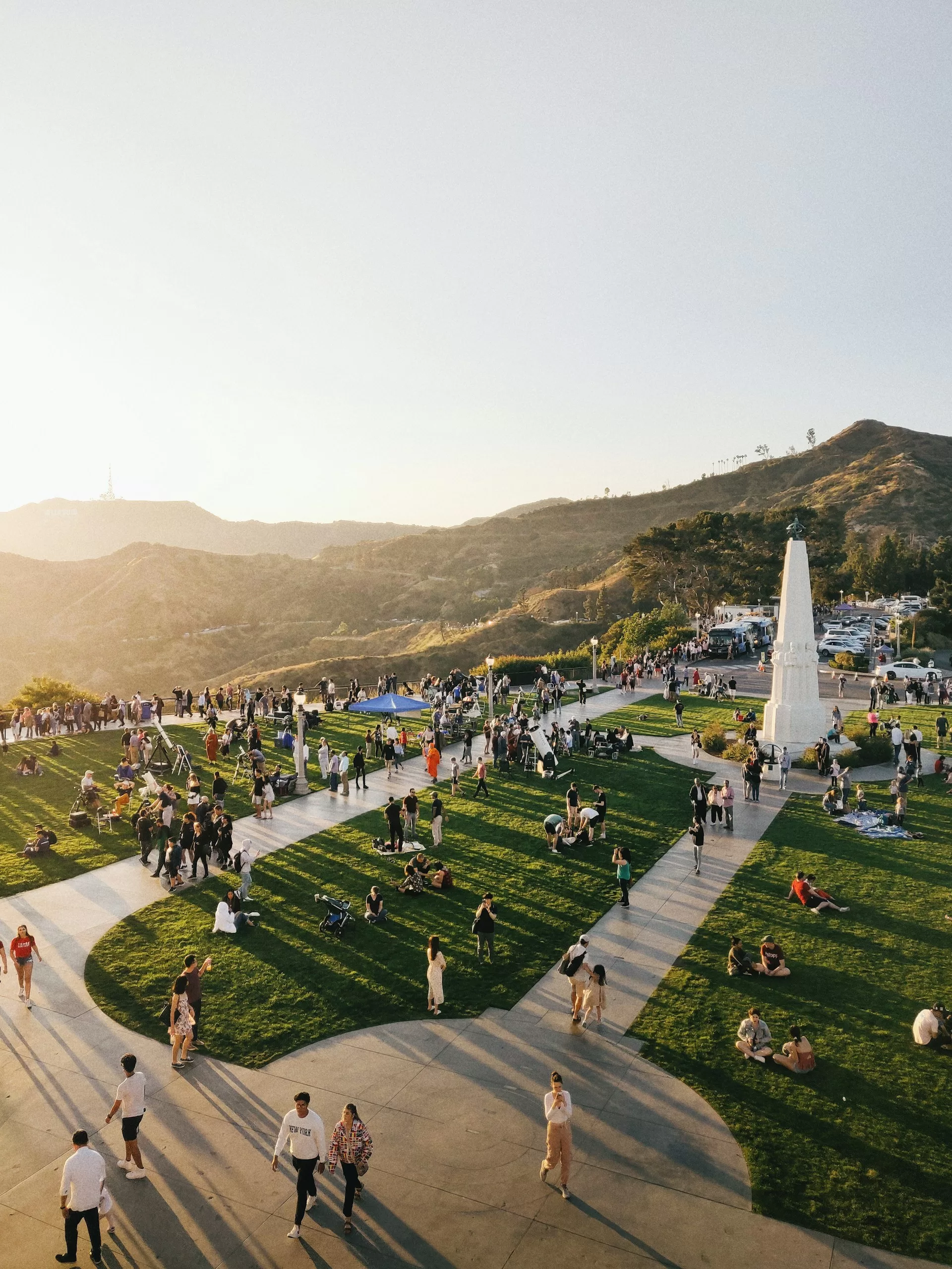 Toeristen bij monument voor Griffith Observatory op zonnige dag in Los Angeles