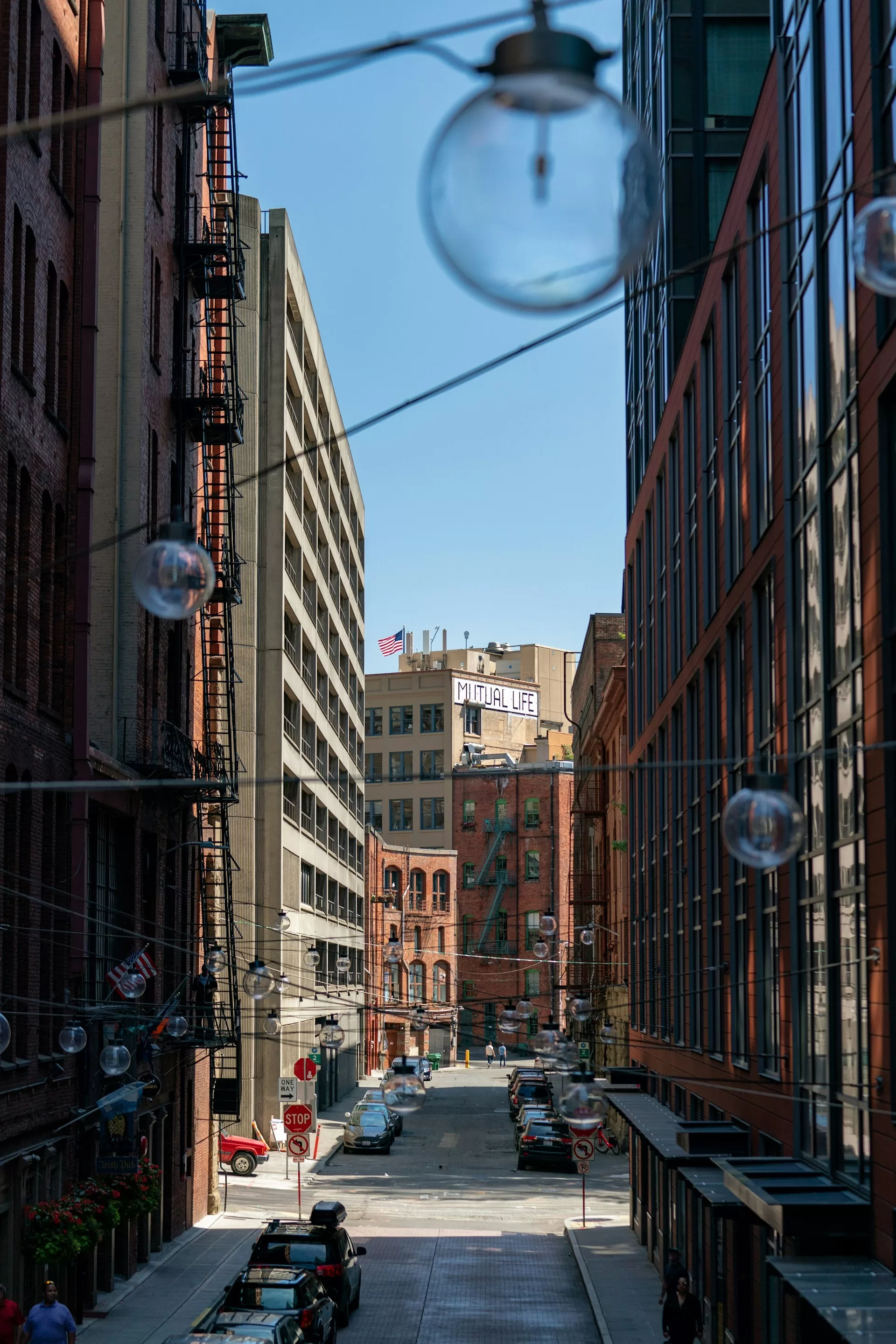 Blik over over Pioneer Square in Seattle met aan weerskanten appartementen en kantoren