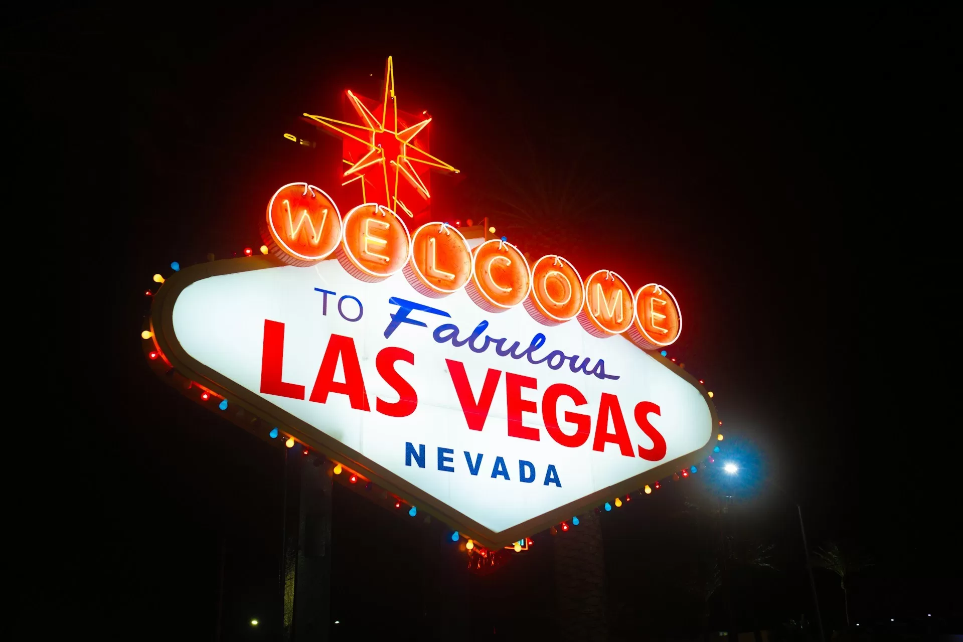 Het verlichte Welcome to Fabulous Las Vegas sign bij nacht