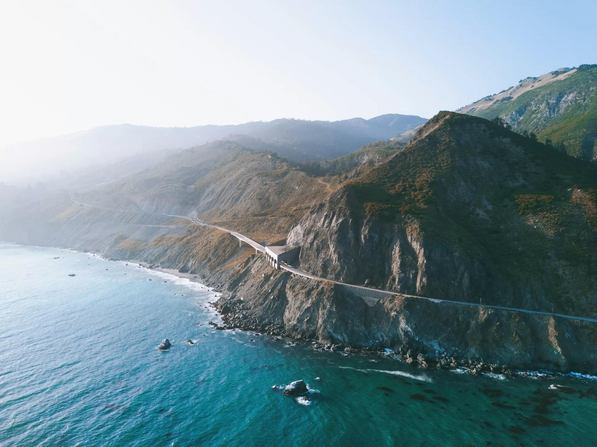 Luchtfoto vanaf de Pacific Ocean op de Highway One in Californië