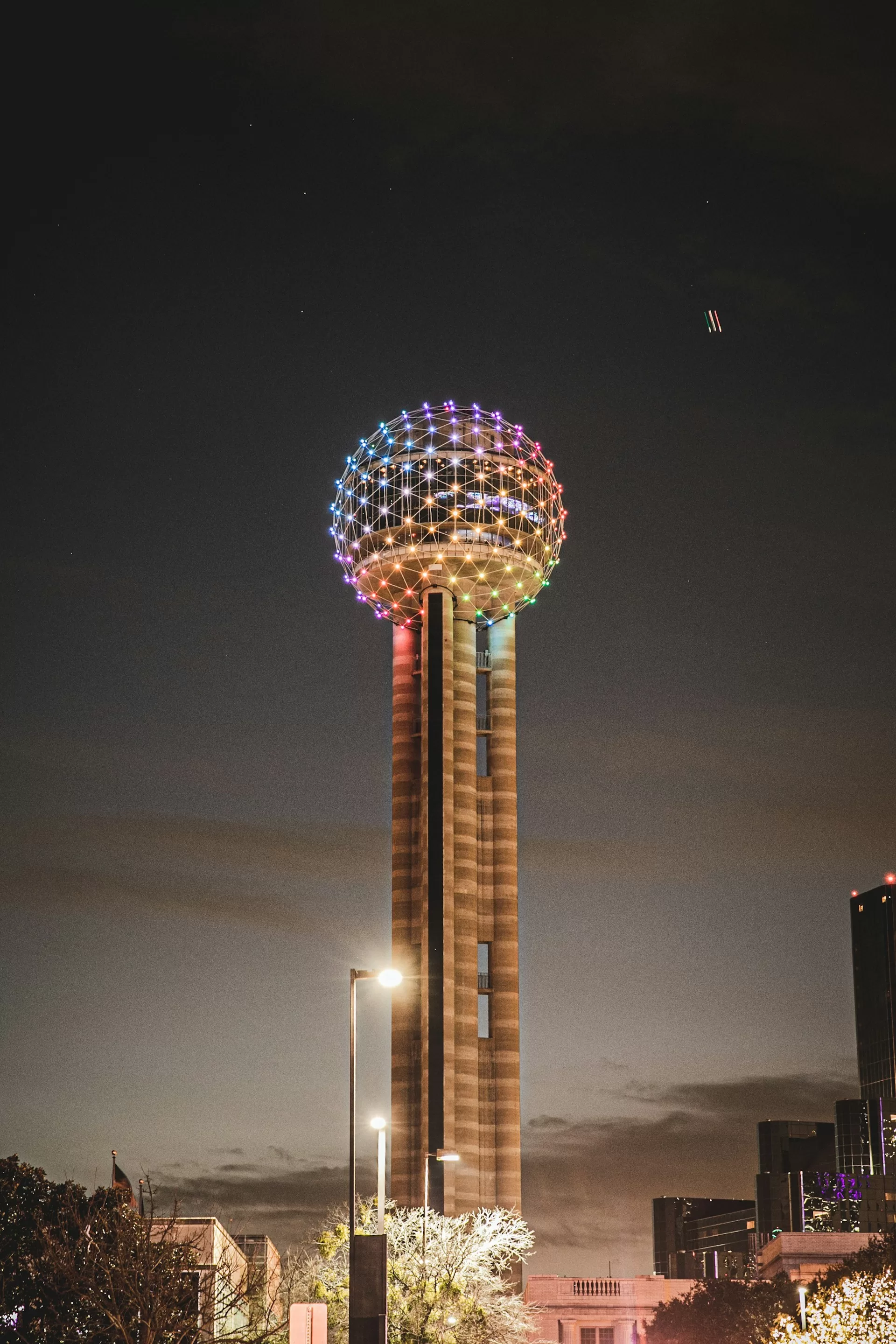 De verlichte Reunion Tower in Dallas, Texas