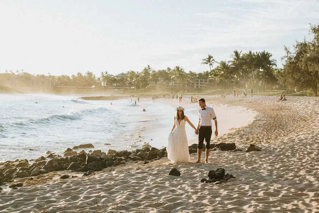 Een nieuw echtpaar op het strand van Hawaii