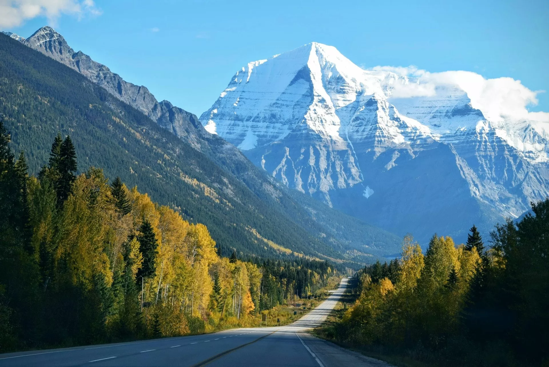 Mount Robson in Canada, de hoogste berg in de Canadese Rockies, omringd door natuur en berglandschappen