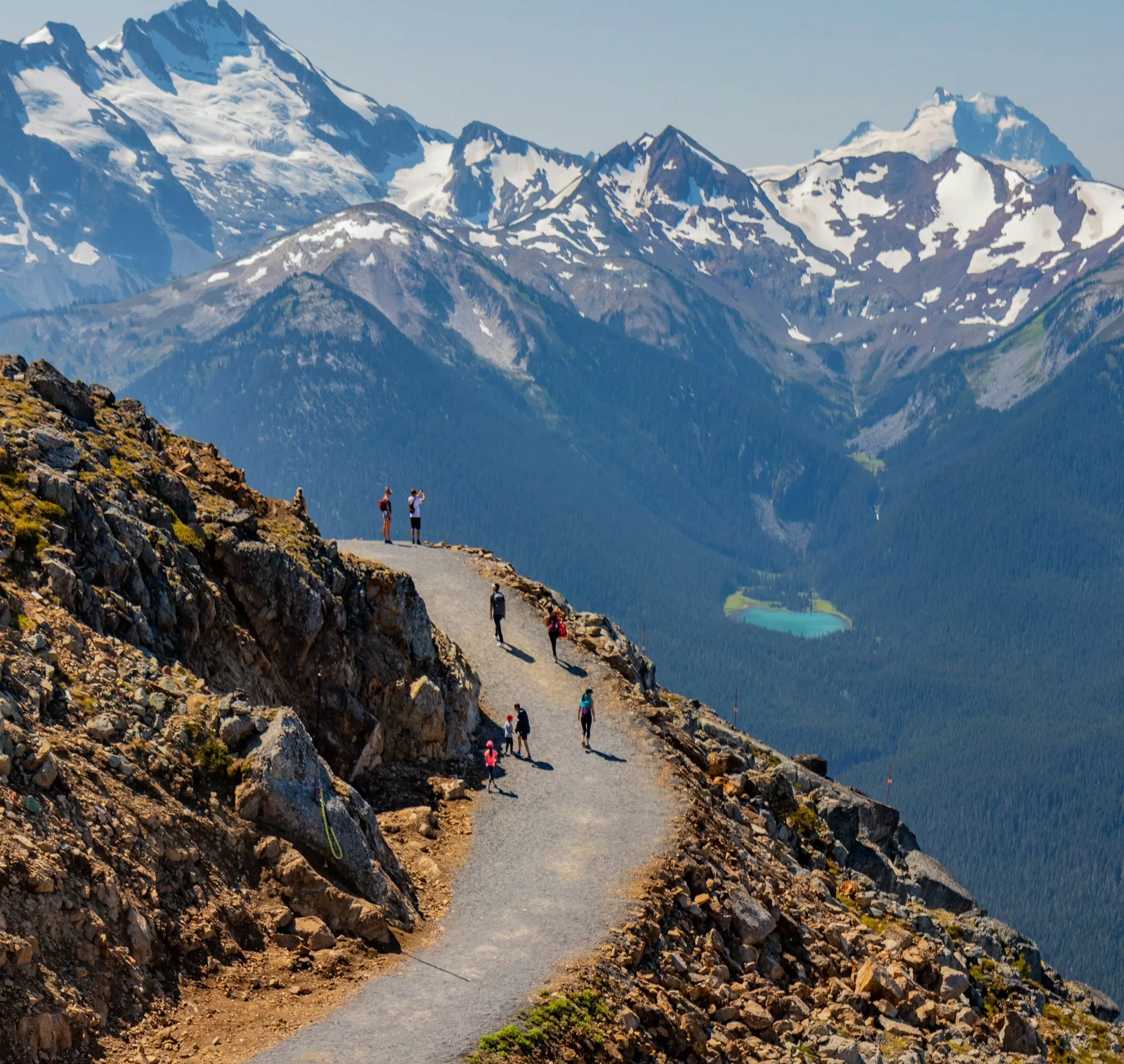 Uitzichtpunt met wandelaars kijkend over het dal van Whistler Canada