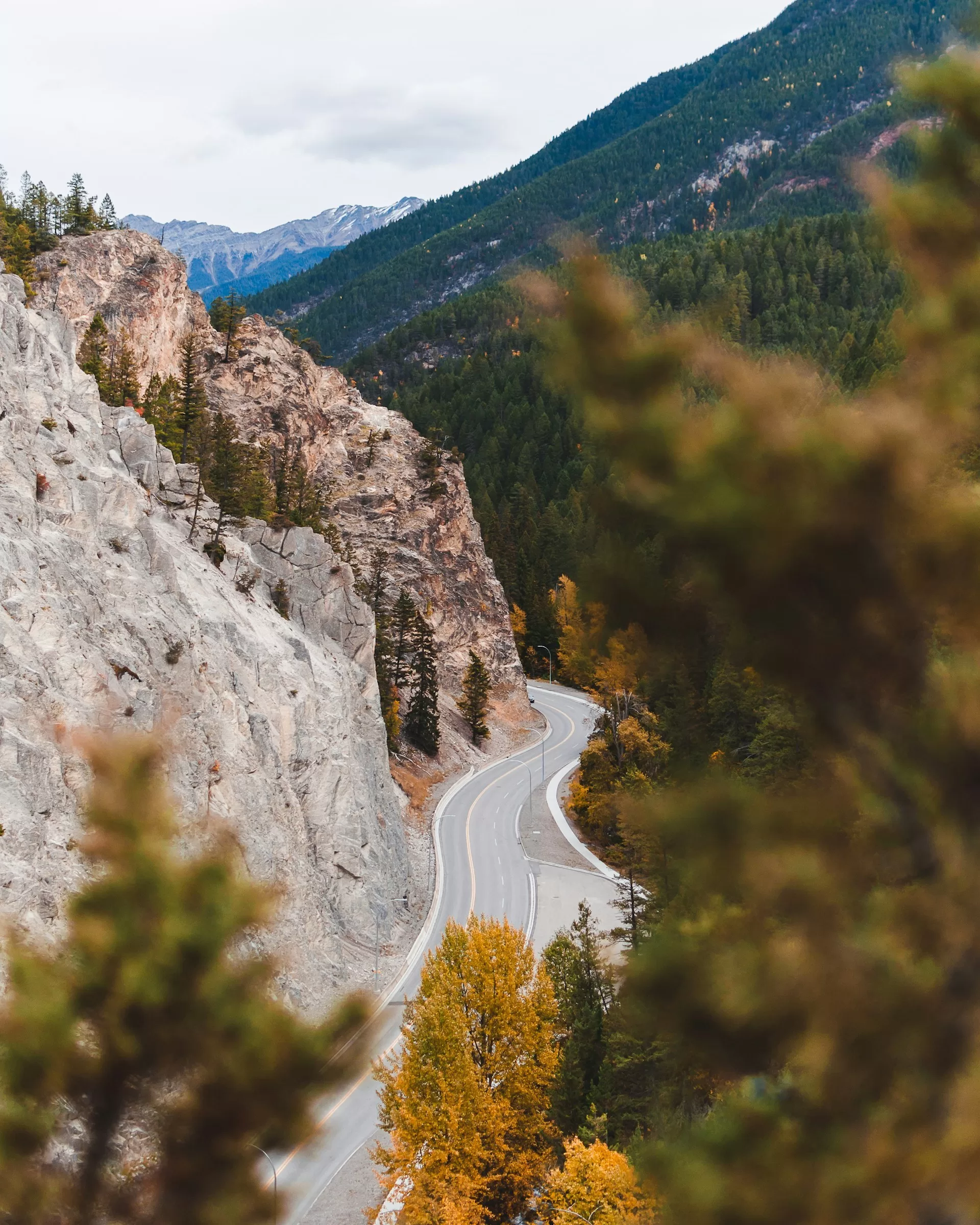 Een openbare weg dwars door Kootenay National Park in Canada