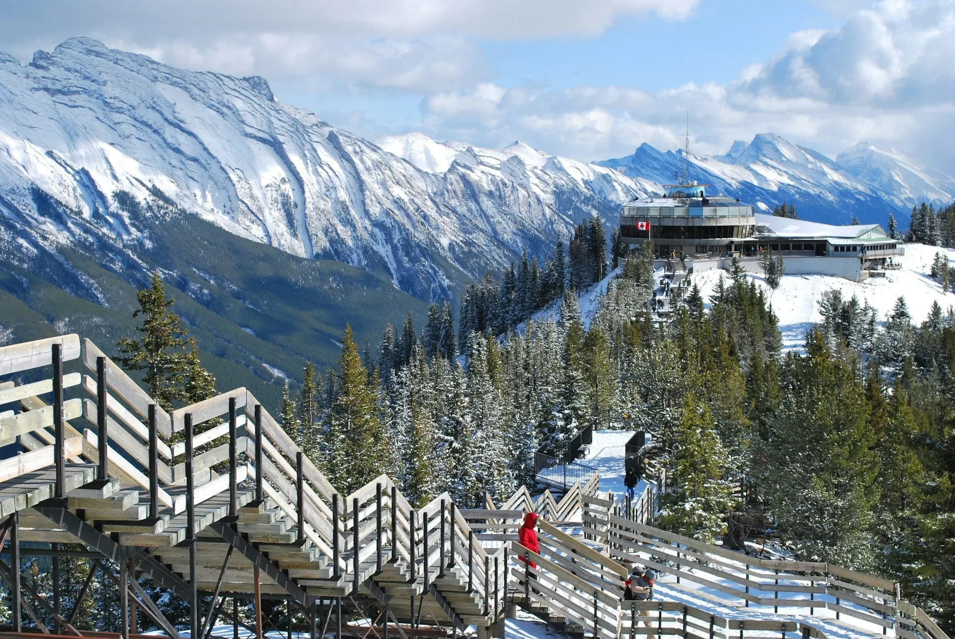 Sulphur Mountain in Banff, Alberta met besneeuwde bergtoppen en uitzicht op de Rockies in Canada