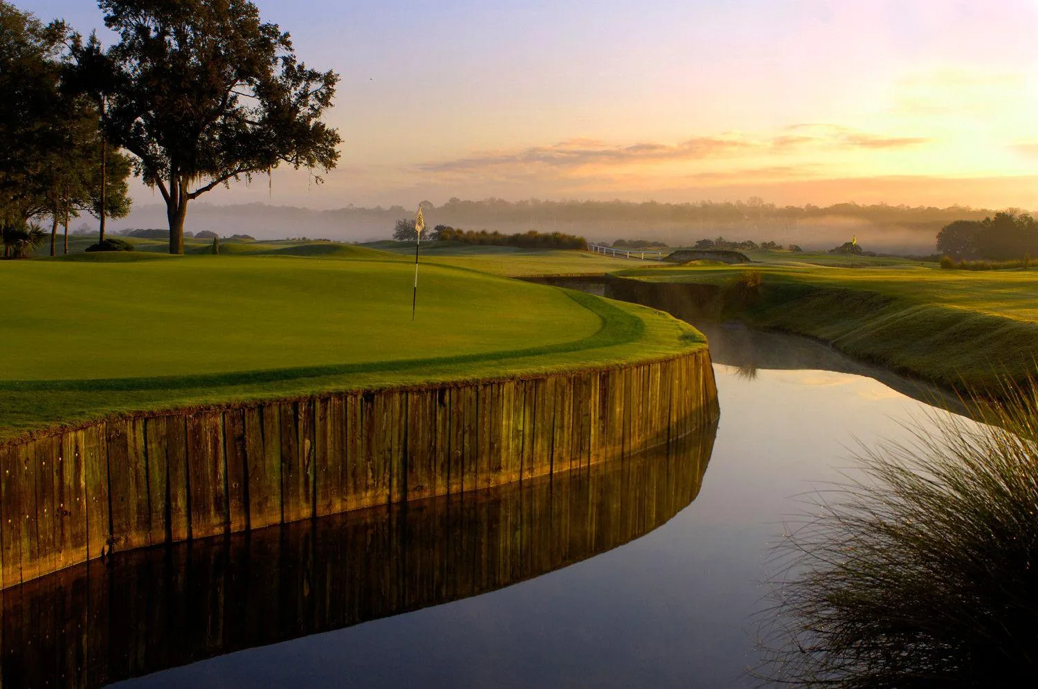 Golfbaan met zonsondergang in Lake Buena Vista, Orlando.