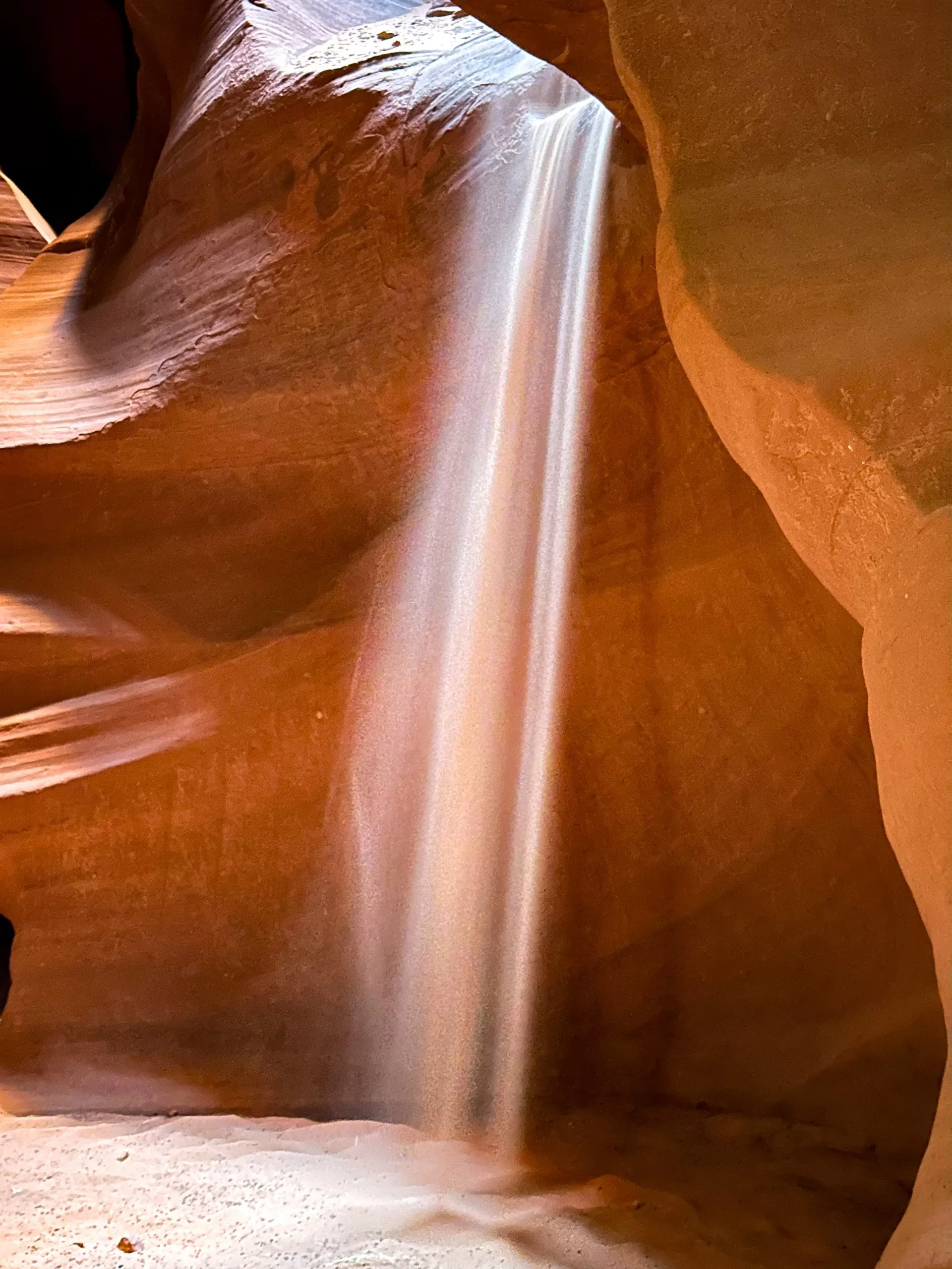 Im Antelope Canyon, zwischen roten Wänden in Arizona, fließt der Sand wie ein Wasserfall herab.