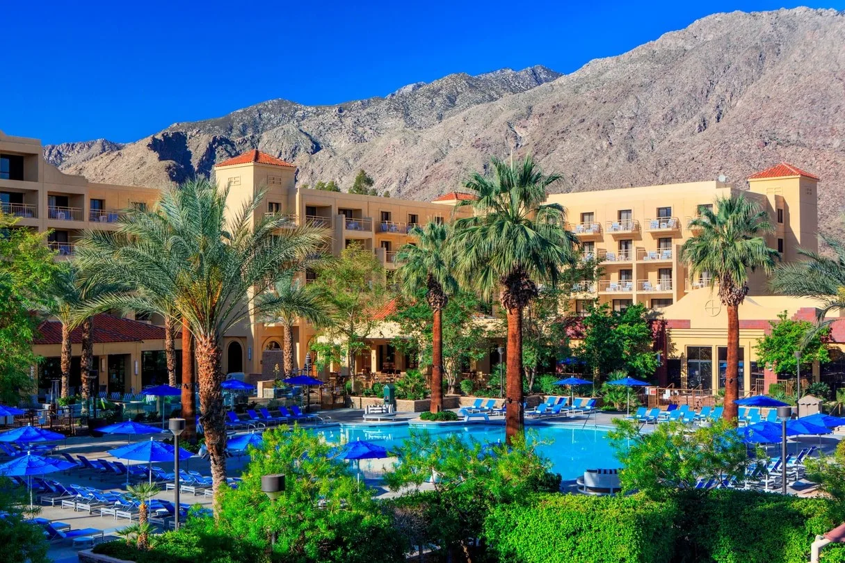 Het buitenzwembad van het Renaissance Palm Springs
