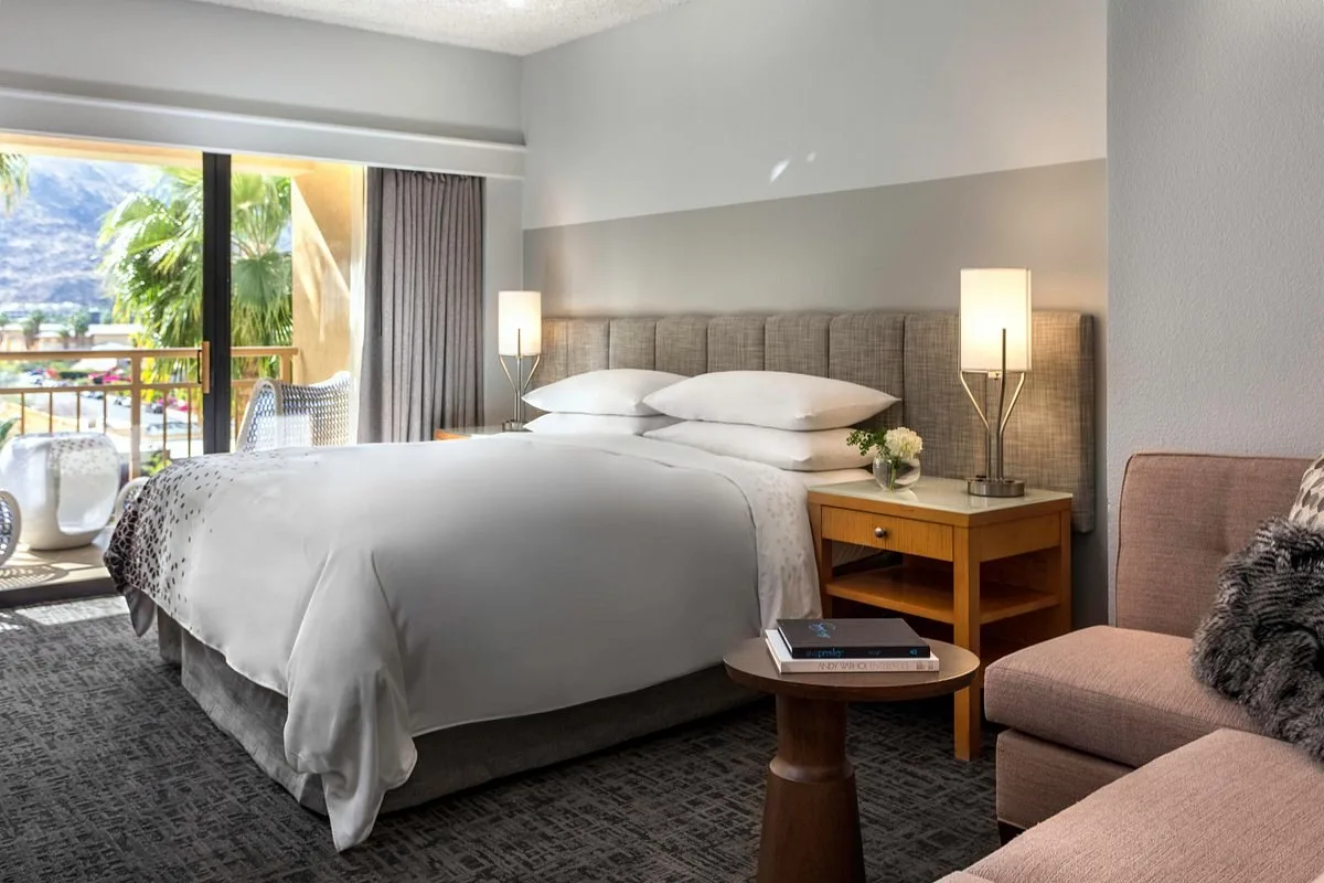 Een standaardkamer met balkon in het Renaissance Palm Springs