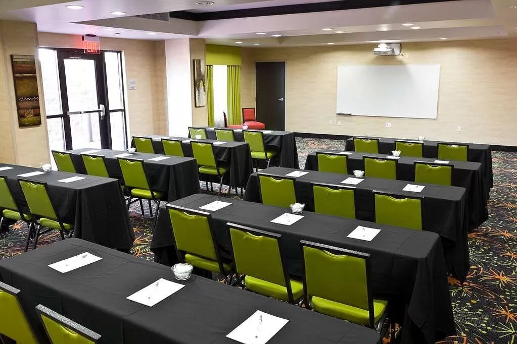 Vergaderruimte in het Hotel Hampton Inn Suites Central Tulsa