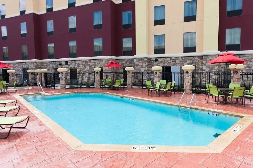 Buitenzwembad bij het Hotel Hampton Inn Suites Central Tulsa