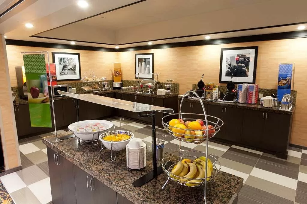 Ontbijtbuffet in het Hotel Hampton Inn Suites Central Tulsa