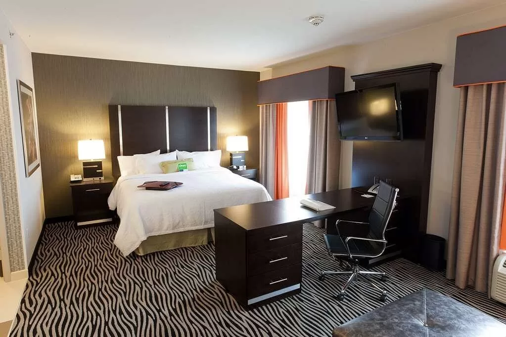 Standaardkamer in het Hotel Hampton Inn Suites Central Tulsa