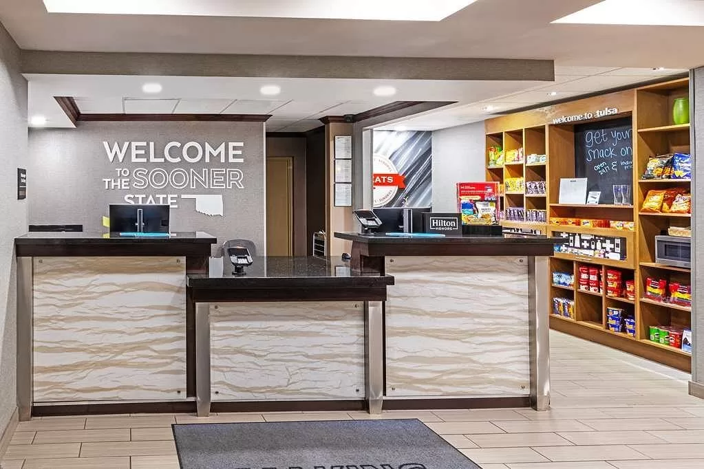 Receptie van het Hotel Hampton Inn Suites Woodland Hills Tulsa