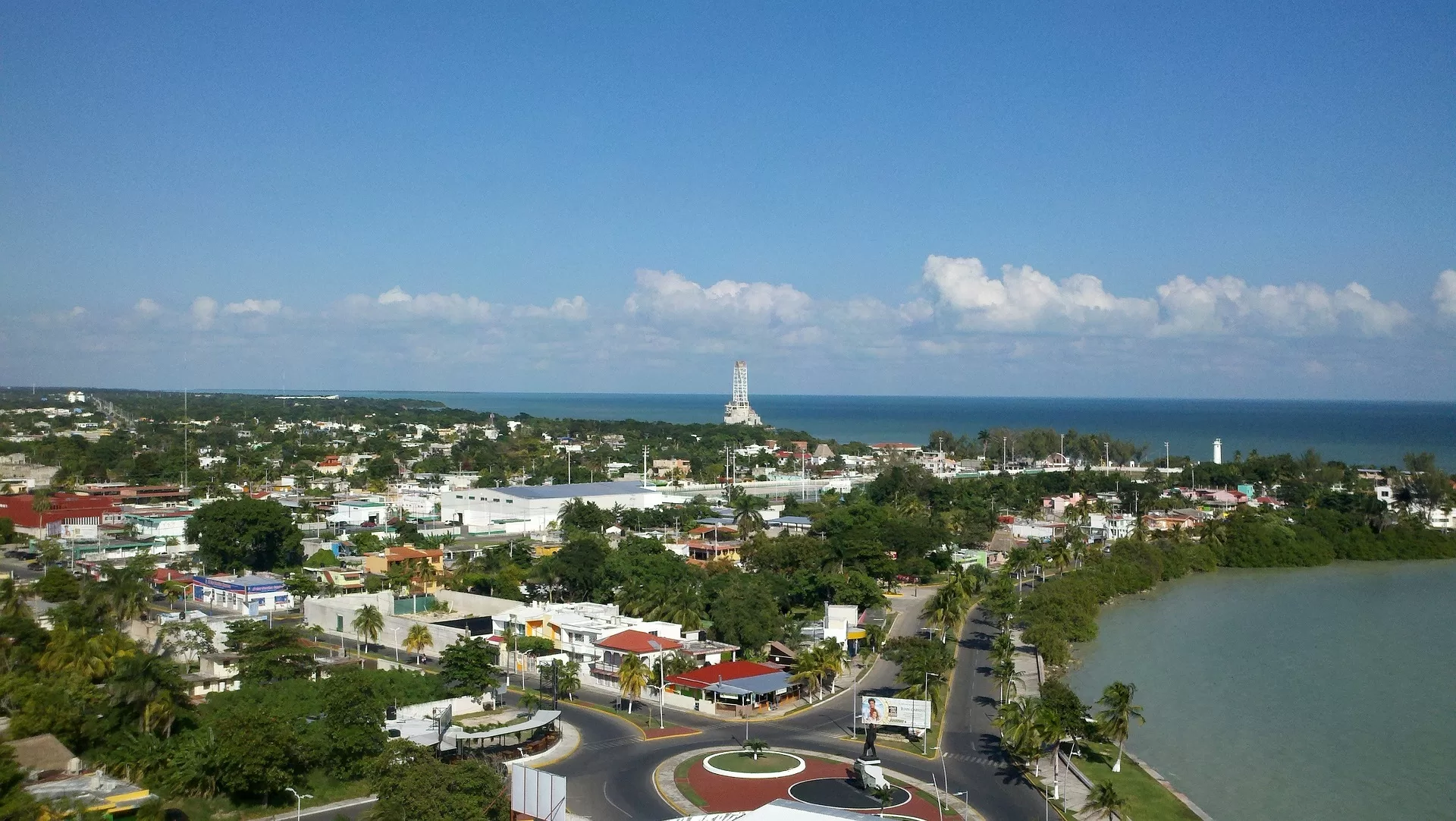 Uitzicht over de huizen aan het water in Chetumal