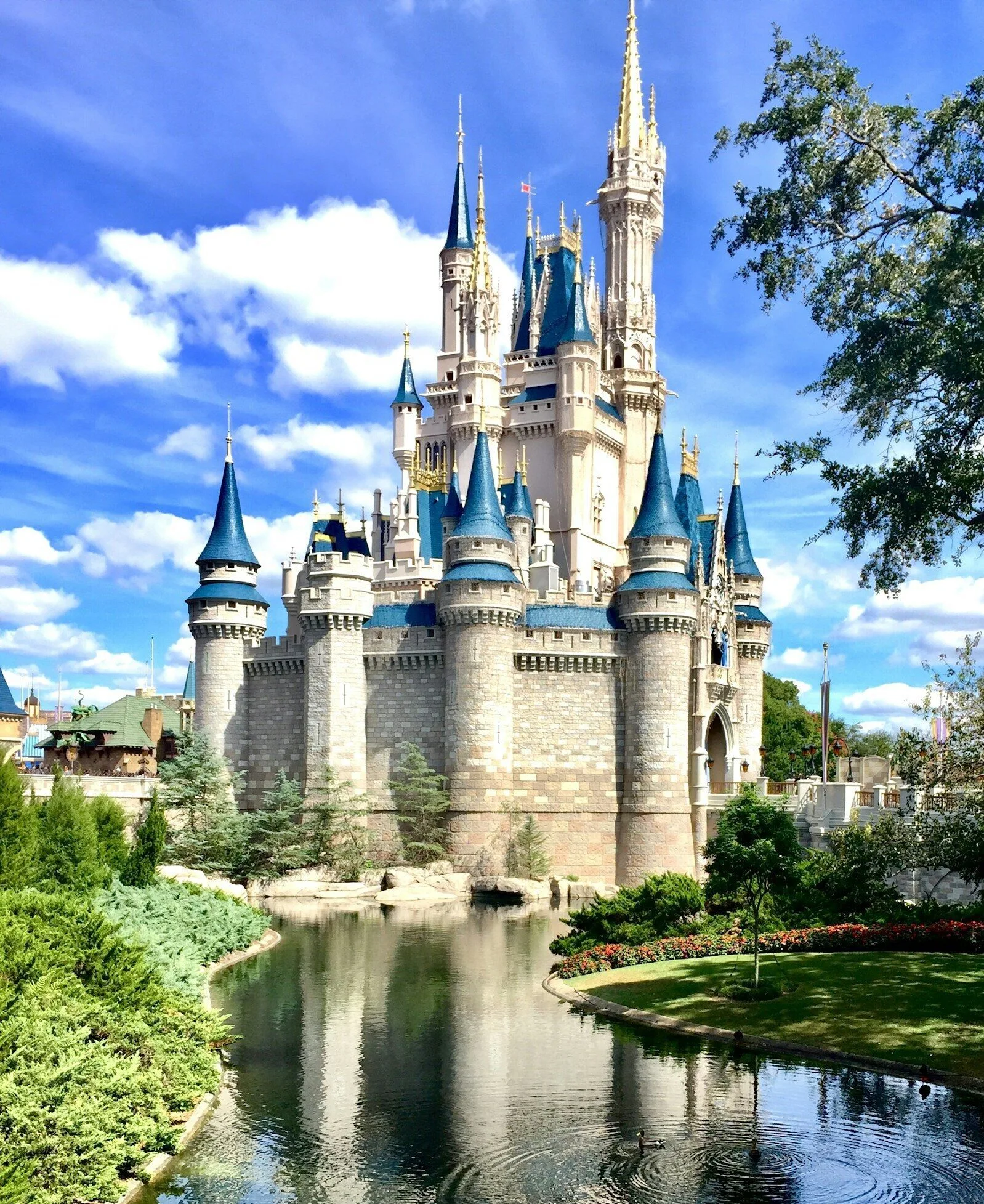 Cinderella Castle in Walt Disney World Florida an einem sonnigen Tag