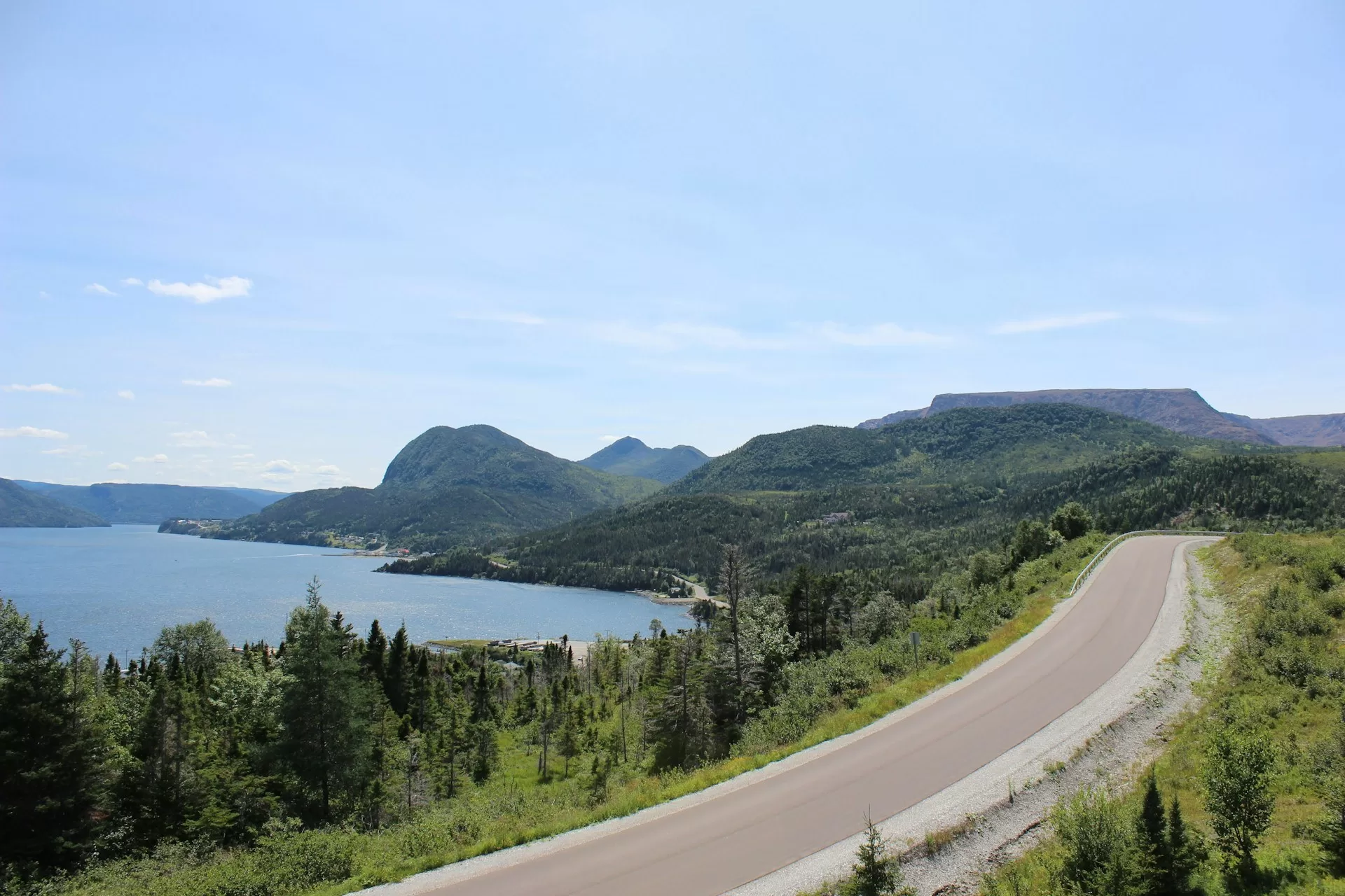 Een weg langs het water van het Gros Morne National Park in Newfoundland, Canada