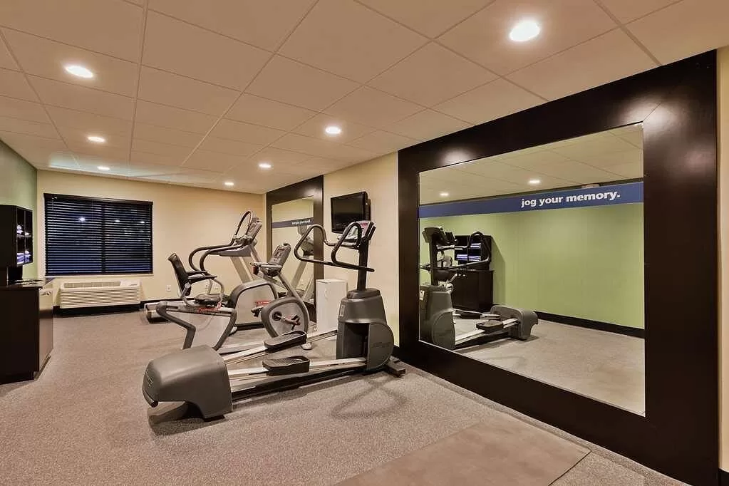 Fitnessruimte in het Hotel Hampton Inn Central Bakersfield