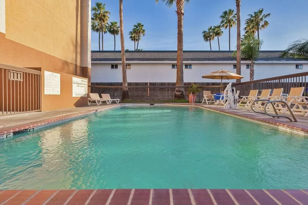 Buitenzwembad bij het Hotel Hampton Inn Central Bakersfield
