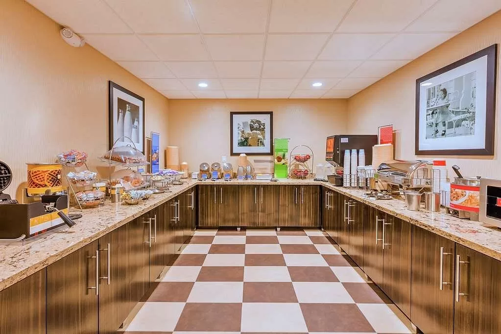 Ontbijtbuffet in het Hotel Hampton Inn Central Bakersfield