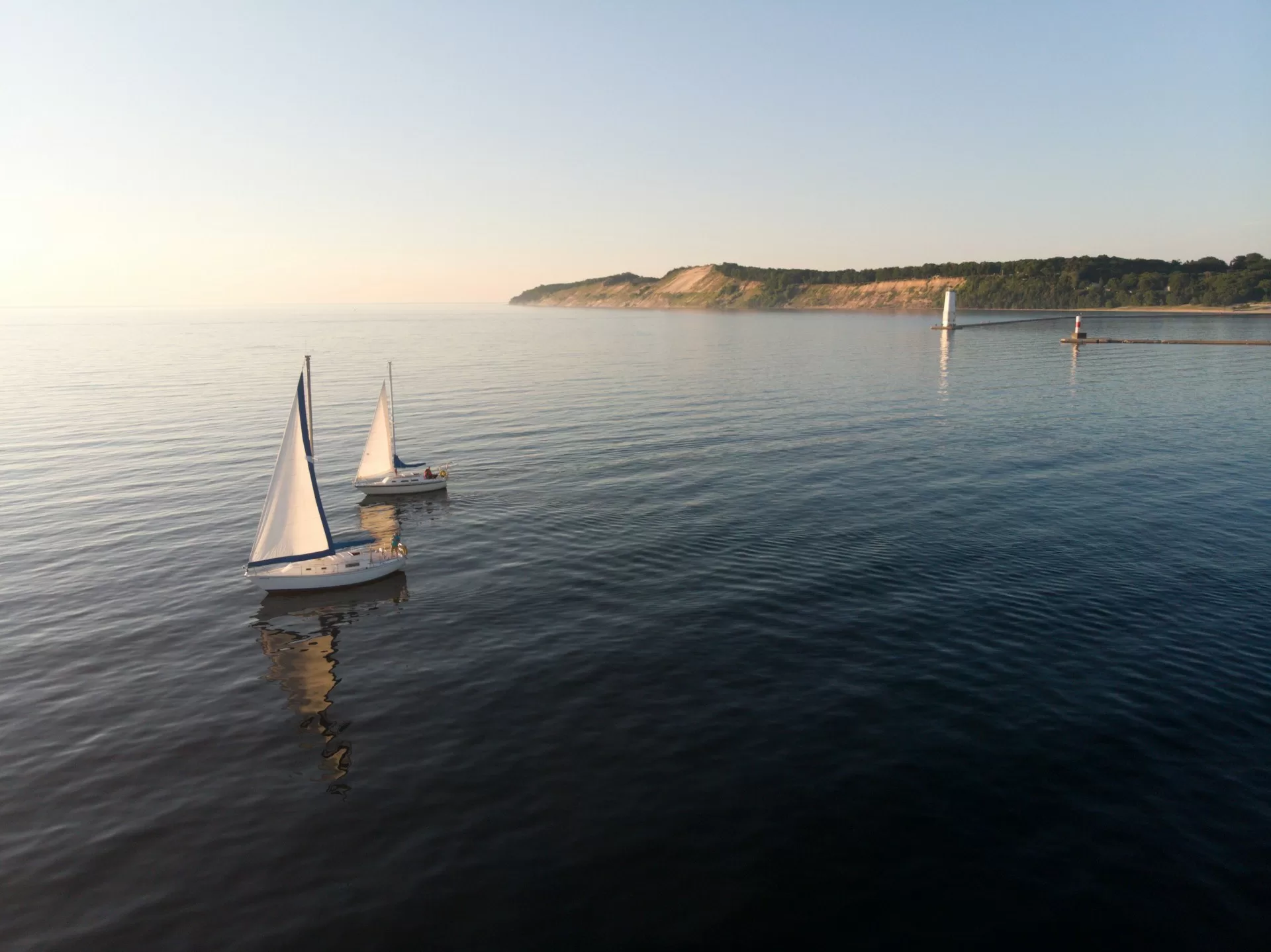 Twee zeilboten op Lake Michigan