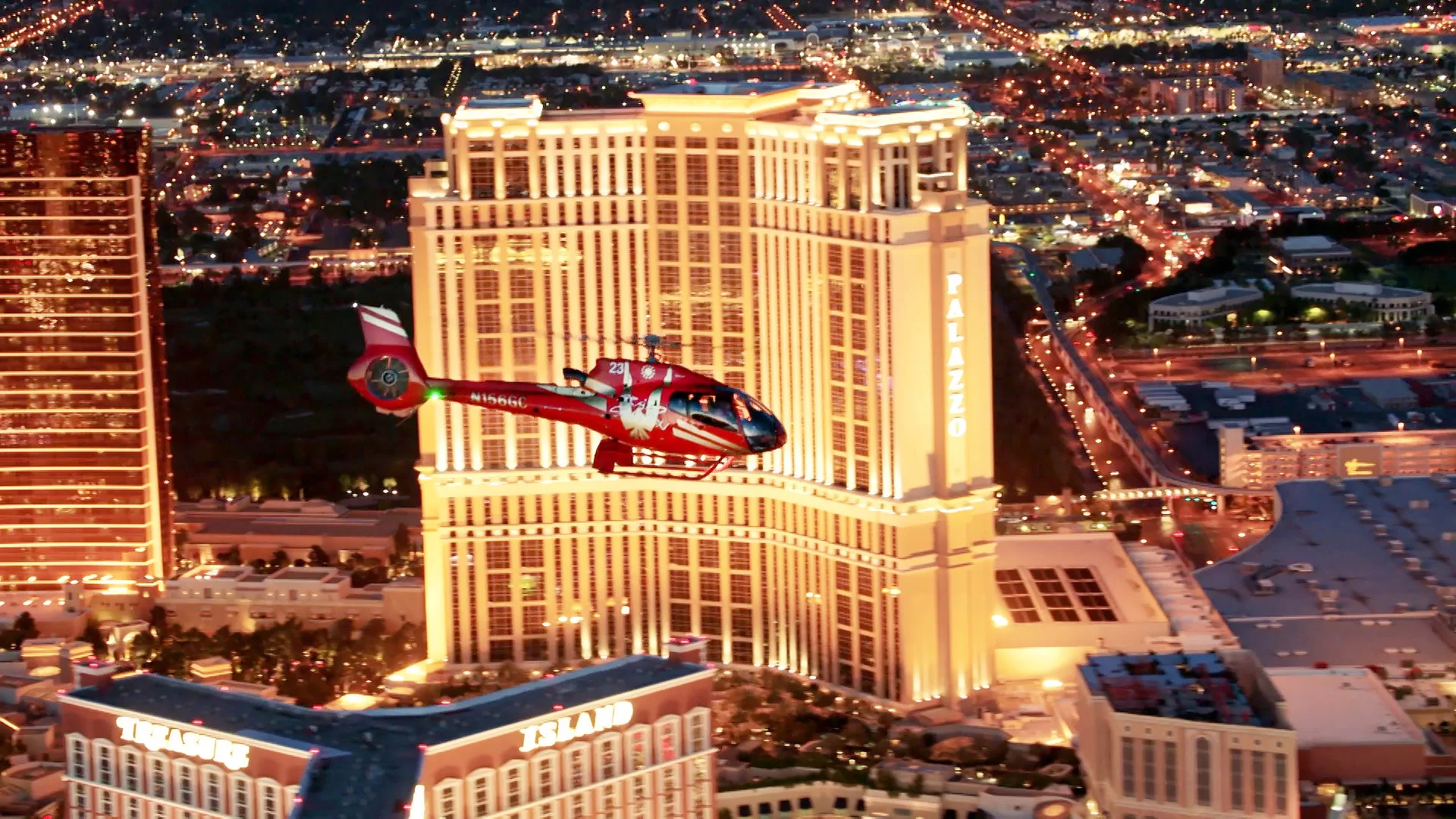 Helikopter vliegend over het Treasure Island hotel in Las Vegas