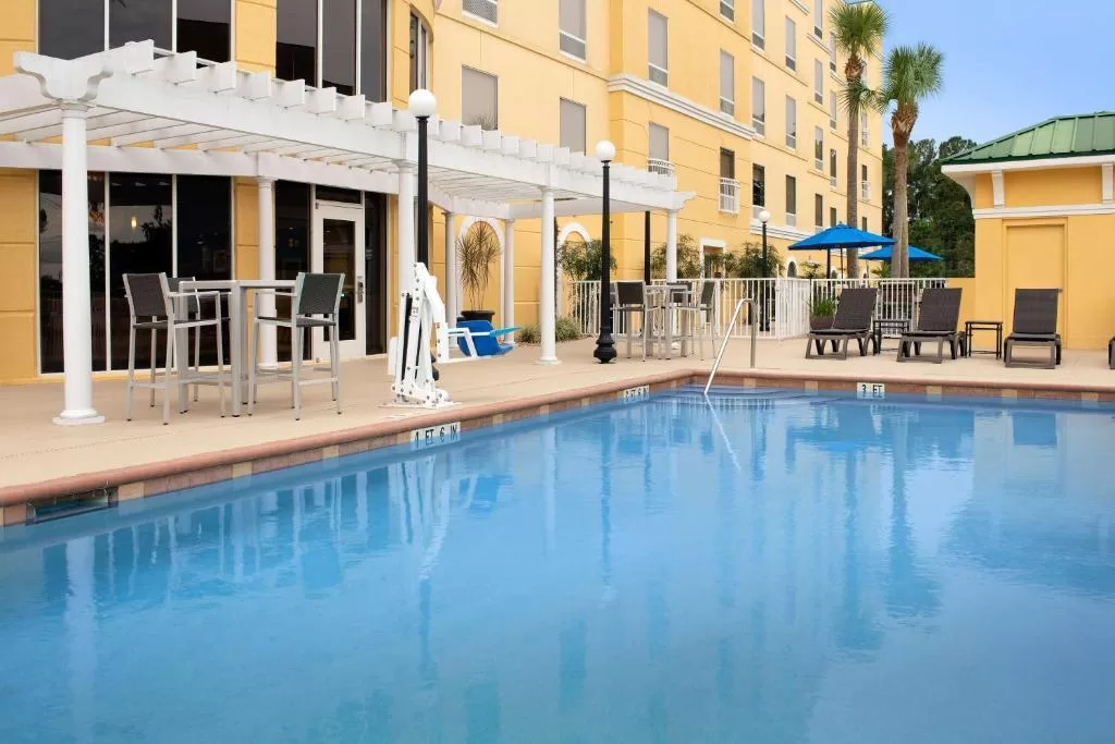 Loungestoelen aan het buitenzwembad van het Hotel Hampton Inn Suites Lake City