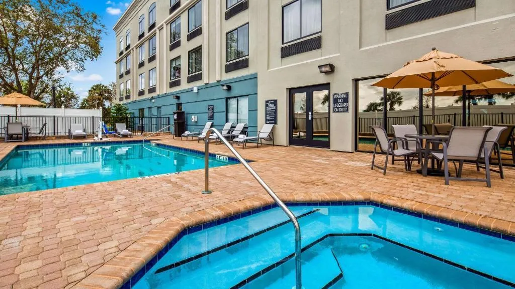 Het buitenzwembad en jacuzzi van het Best Western Plus St Augustine