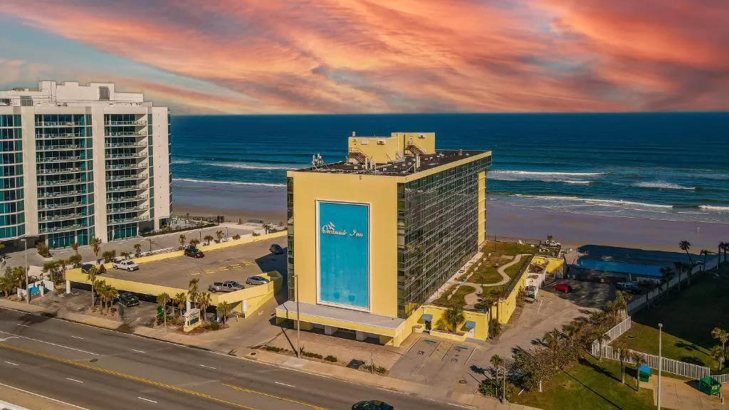 Exterior van het Hotel Oceanside Inn aan het strand