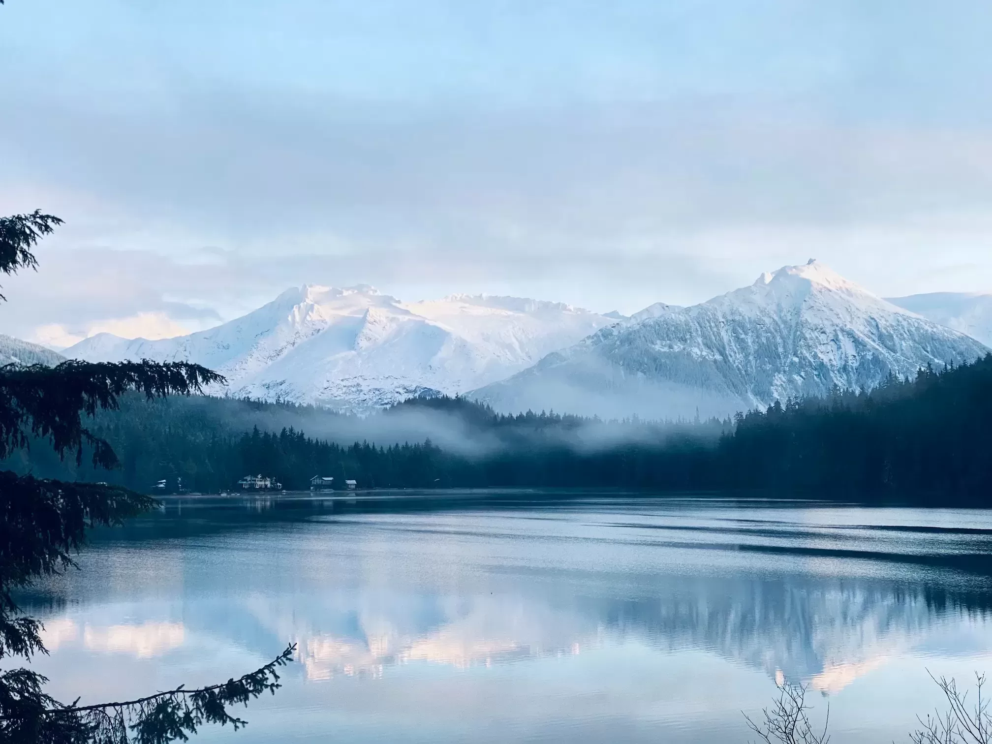 Een meer met besneeuwde bergen op de achtergrond in Alaska.