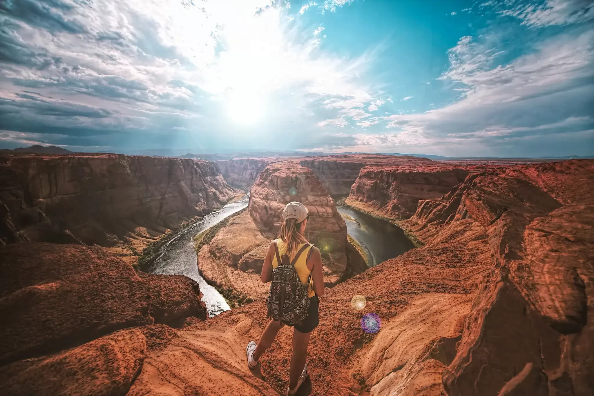 Wandelaarster op het uitkijkpunt bij de Horseshoe Bend in Page Arizona