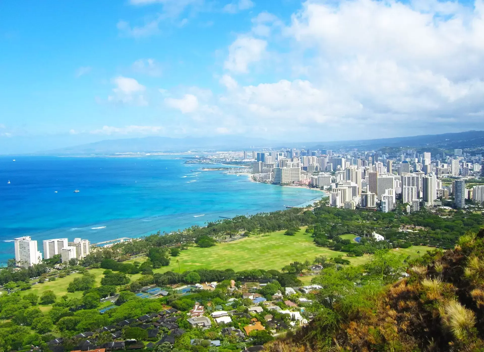 Honolulu von oben mit Blick auf das Meer und die hohen Gebäude im Hintergrund