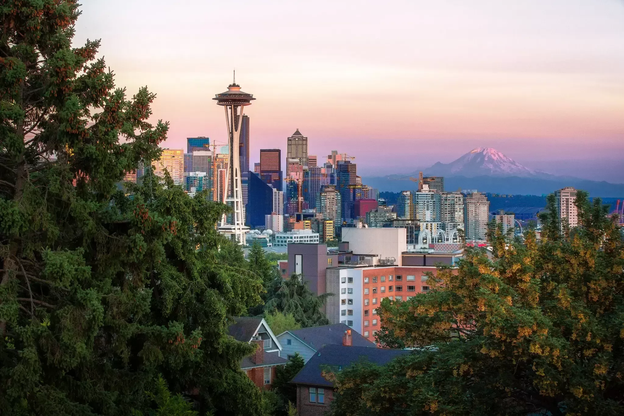 De Seattle Tower midden in de stad met besneeuwde bergen op de achtergrond